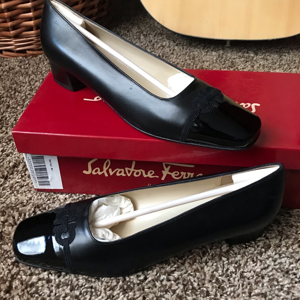 Women’s size 7 vintage Ferragamo heeled flats